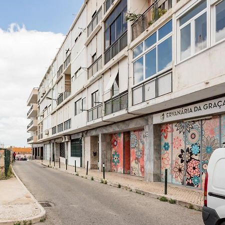 Stroll to Coffee Shops Near a Renovated Hillside Apartment in Graça Lisboa Extérieur photo
