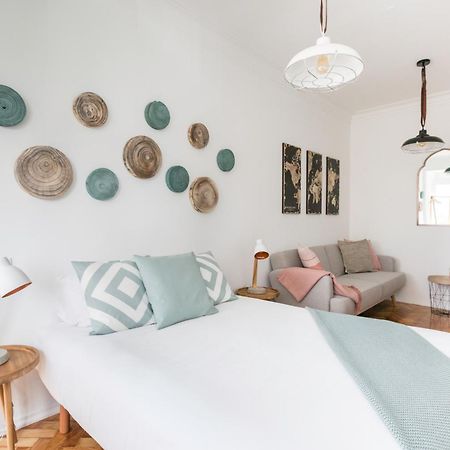 Stroll to Coffee Shops Near a Renovated Hillside Apartment in Graça Lisboa Extérieur photo
