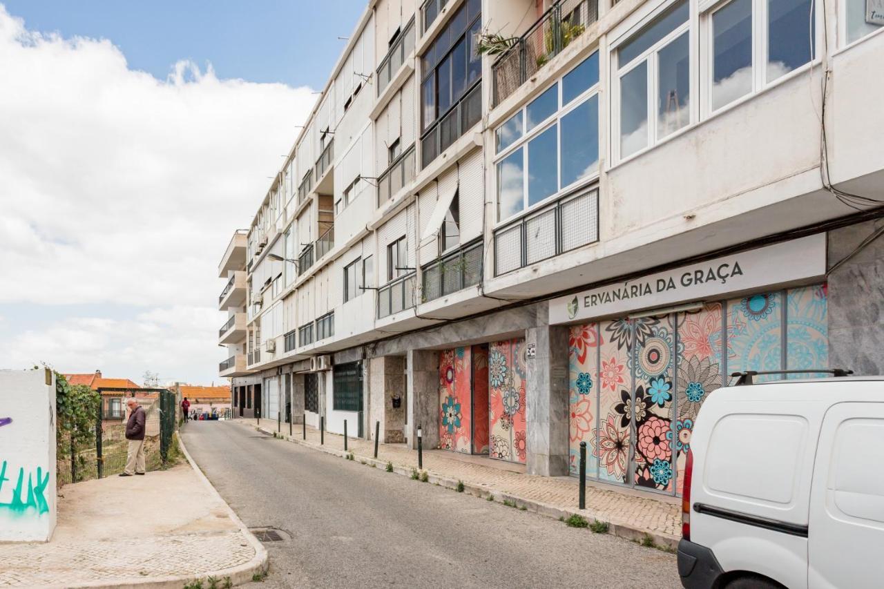 Stroll to Coffee Shops Near a Renovated Hillside Apartment in Graça Lisboa Extérieur photo
