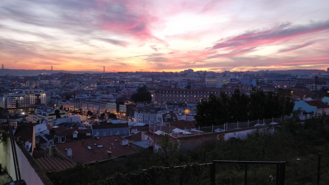 Stroll to Coffee Shops Near a Renovated Hillside Apartment in Graça Lisboa Extérieur photo