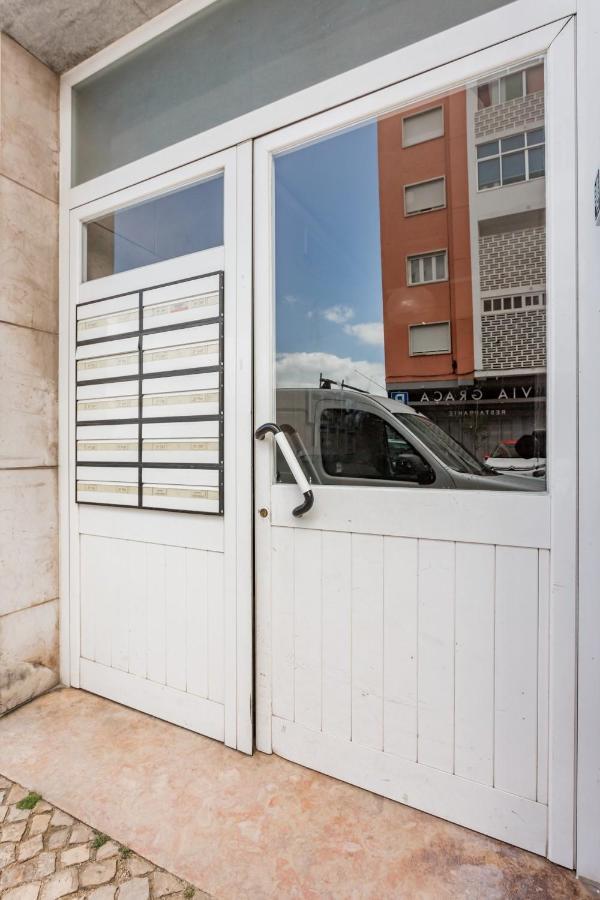 Stroll to Coffee Shops Near a Renovated Hillside Apartment in Graça Lisboa Extérieur photo
