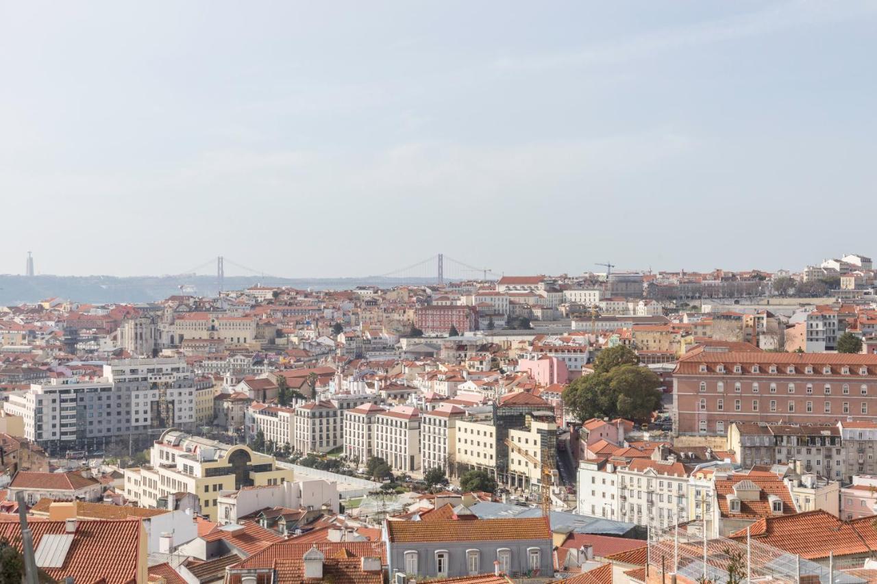 Stroll to Coffee Shops Near a Renovated Hillside Apartment in Graça Lisboa Extérieur photo
