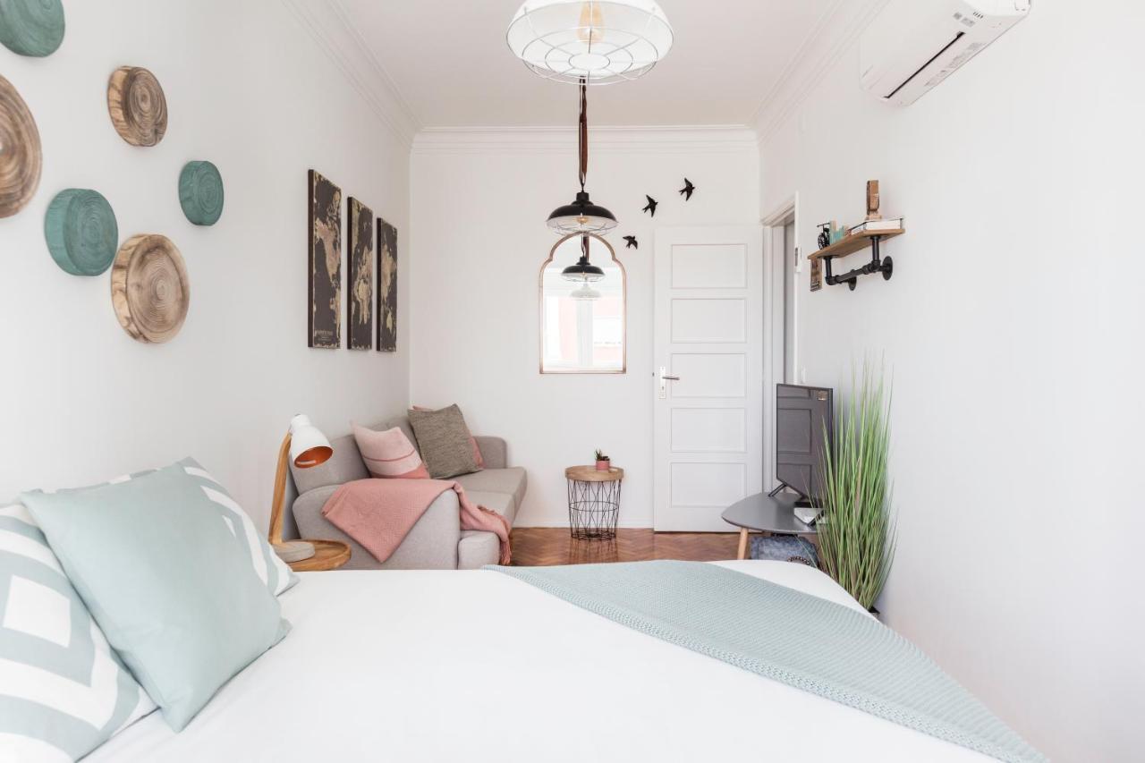 Stroll to Coffee Shops Near a Renovated Hillside Apartment in Graça Lisboa Extérieur photo