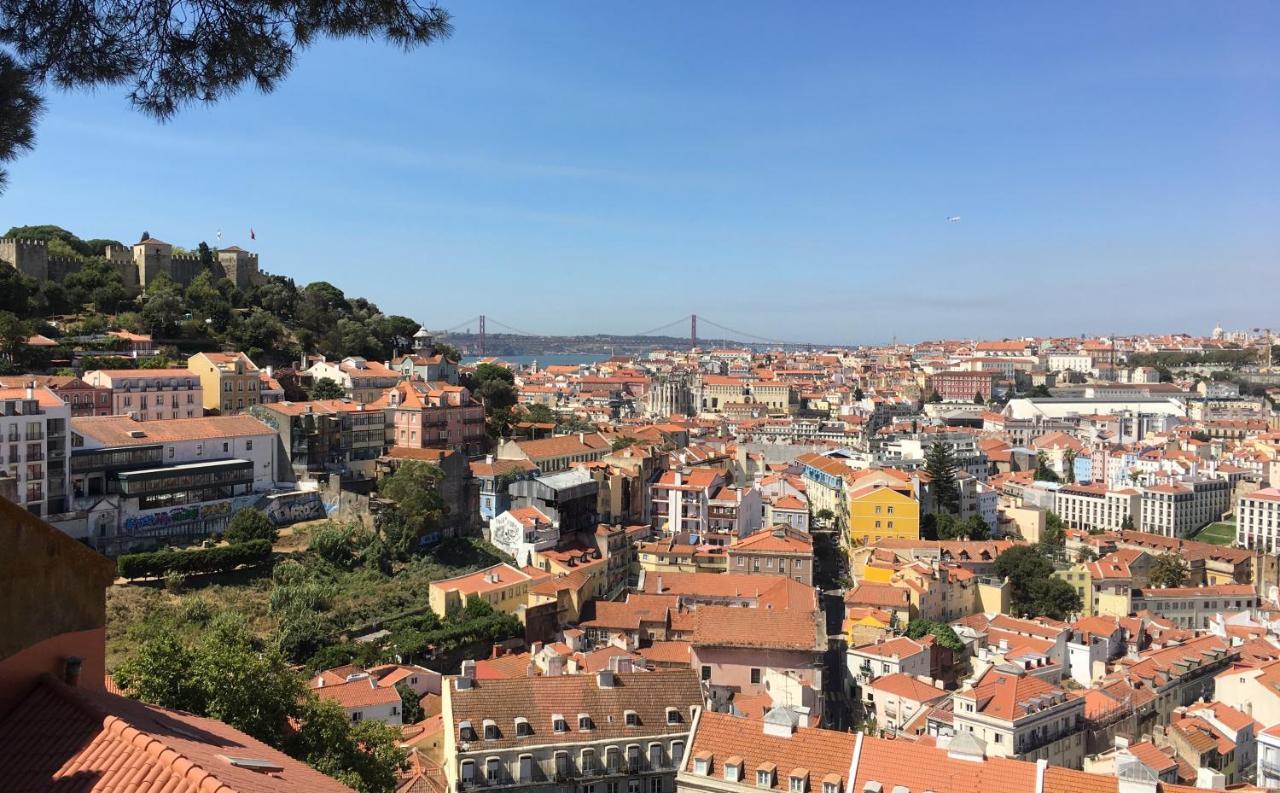 Stroll to Coffee Shops Near a Renovated Hillside Apartment in Graça Lisboa Extérieur photo