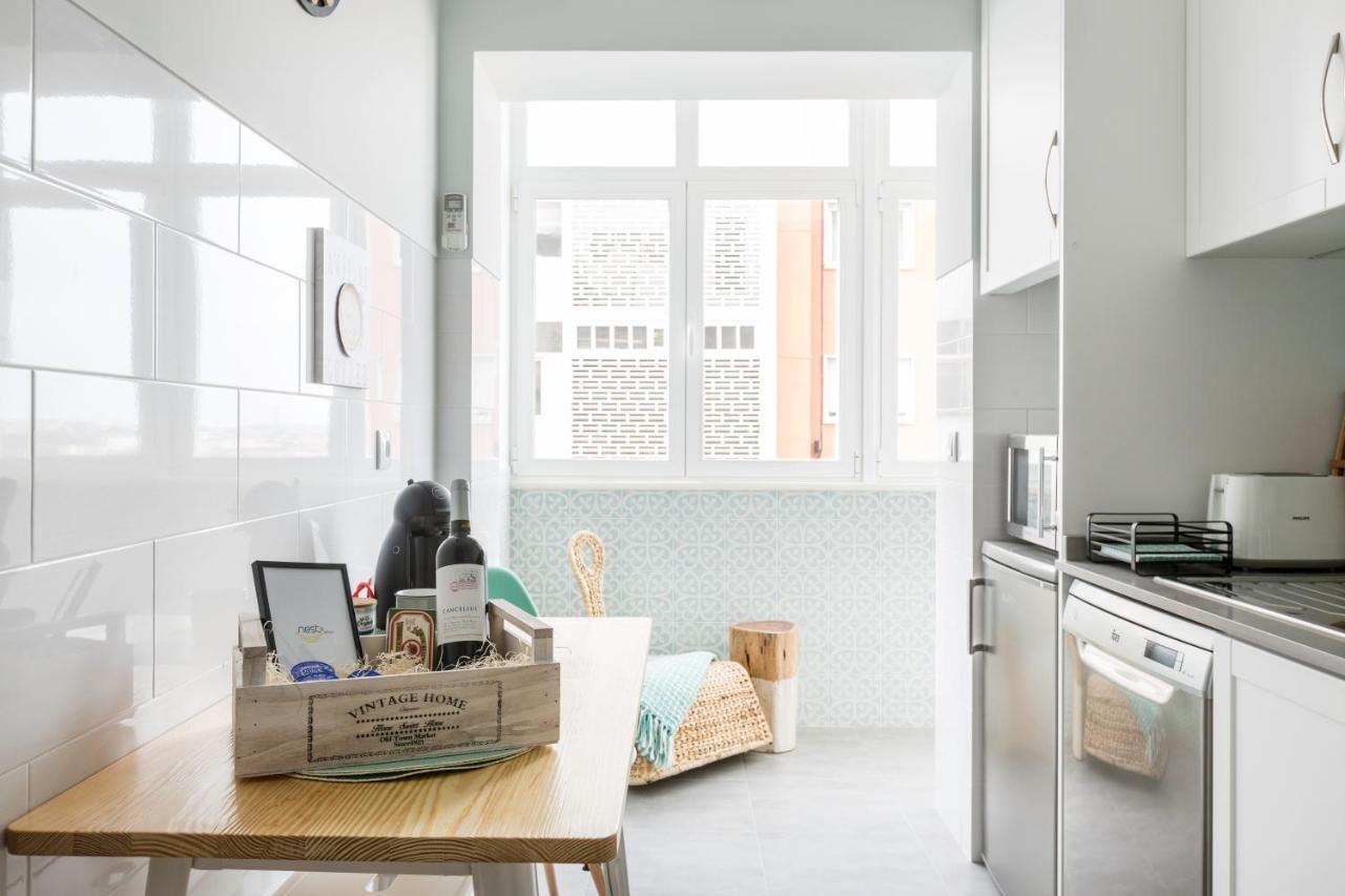 Stroll to Coffee Shops Near a Renovated Hillside Apartment in Graça Lisboa Extérieur photo