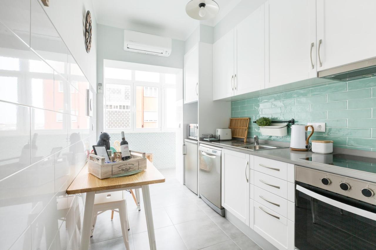Stroll to Coffee Shops Near a Renovated Hillside Apartment in Graça Lisboa Extérieur photo