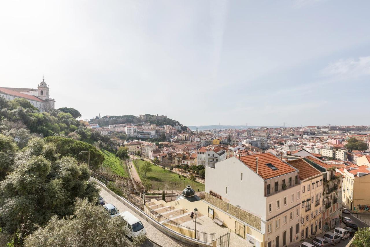 Stroll to Coffee Shops Near a Renovated Hillside Apartment in Graça Lisboa Extérieur photo