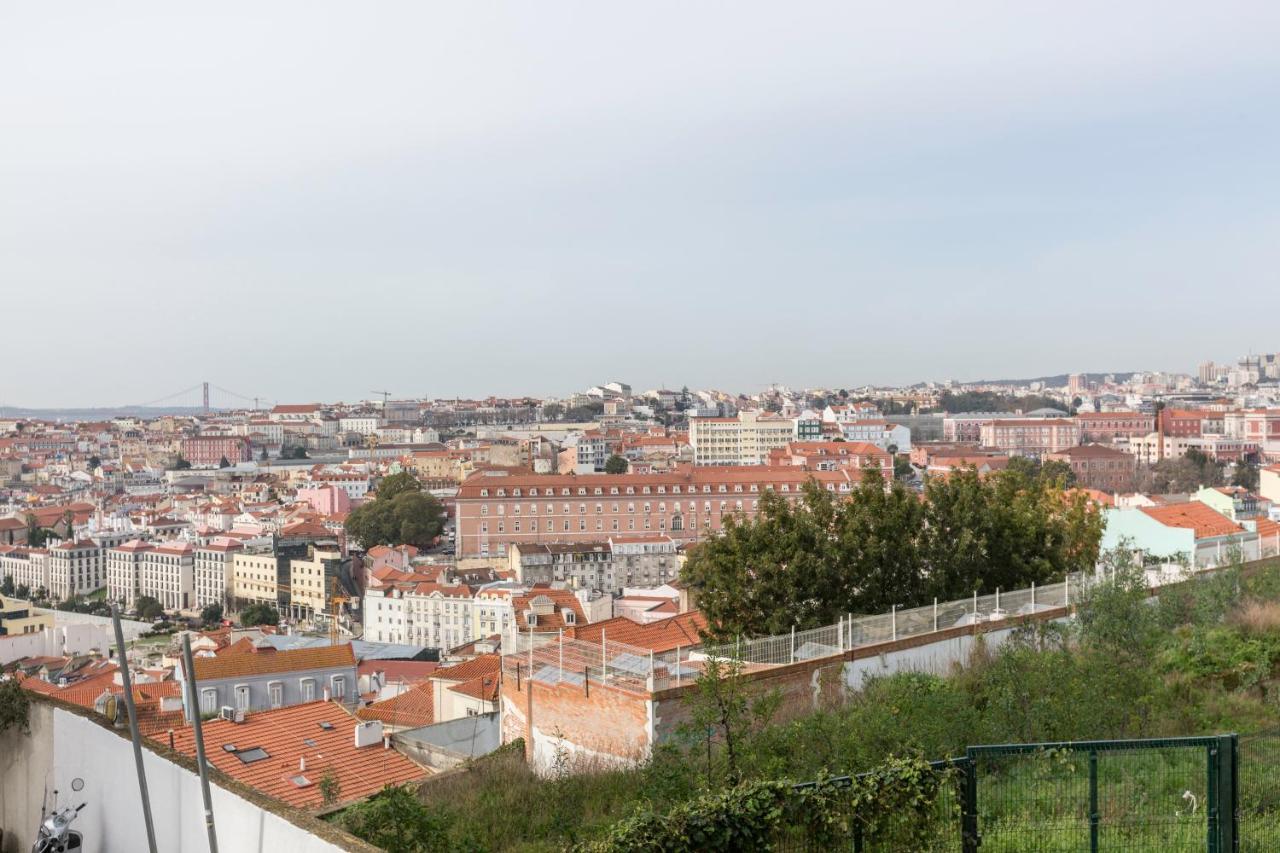 Stroll to Coffee Shops Near a Renovated Hillside Apartment in Graça Lisboa Extérieur photo