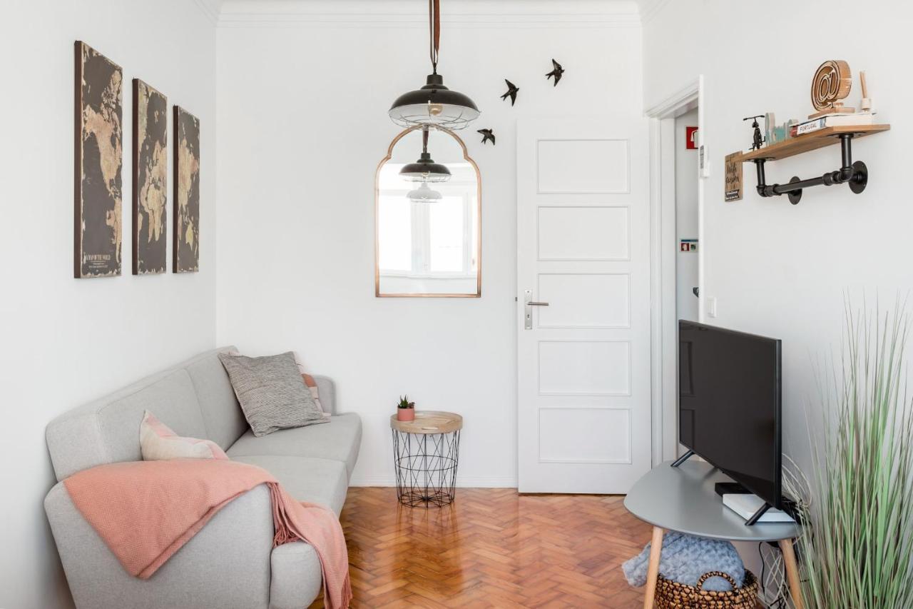 Stroll to Coffee Shops Near a Renovated Hillside Apartment in Graça Lisboa Extérieur photo
