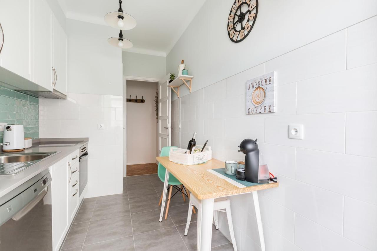Stroll to Coffee Shops Near a Renovated Hillside Apartment in Graça Lisboa Extérieur photo