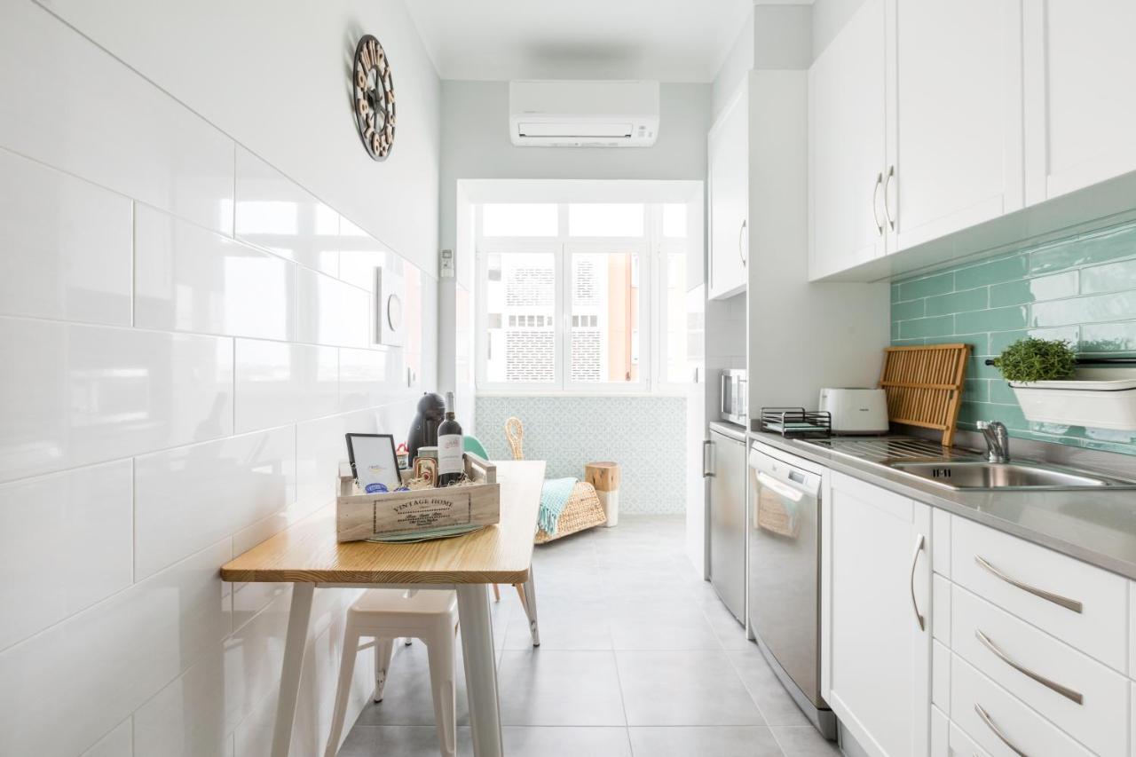 Stroll to Coffee Shops Near a Renovated Hillside Apartment in Graça Lisboa Extérieur photo