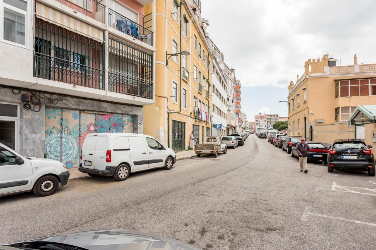 Stroll to Coffee Shops Near a Renovated Hillside Apartment in Graça Lisboa Extérieur photo