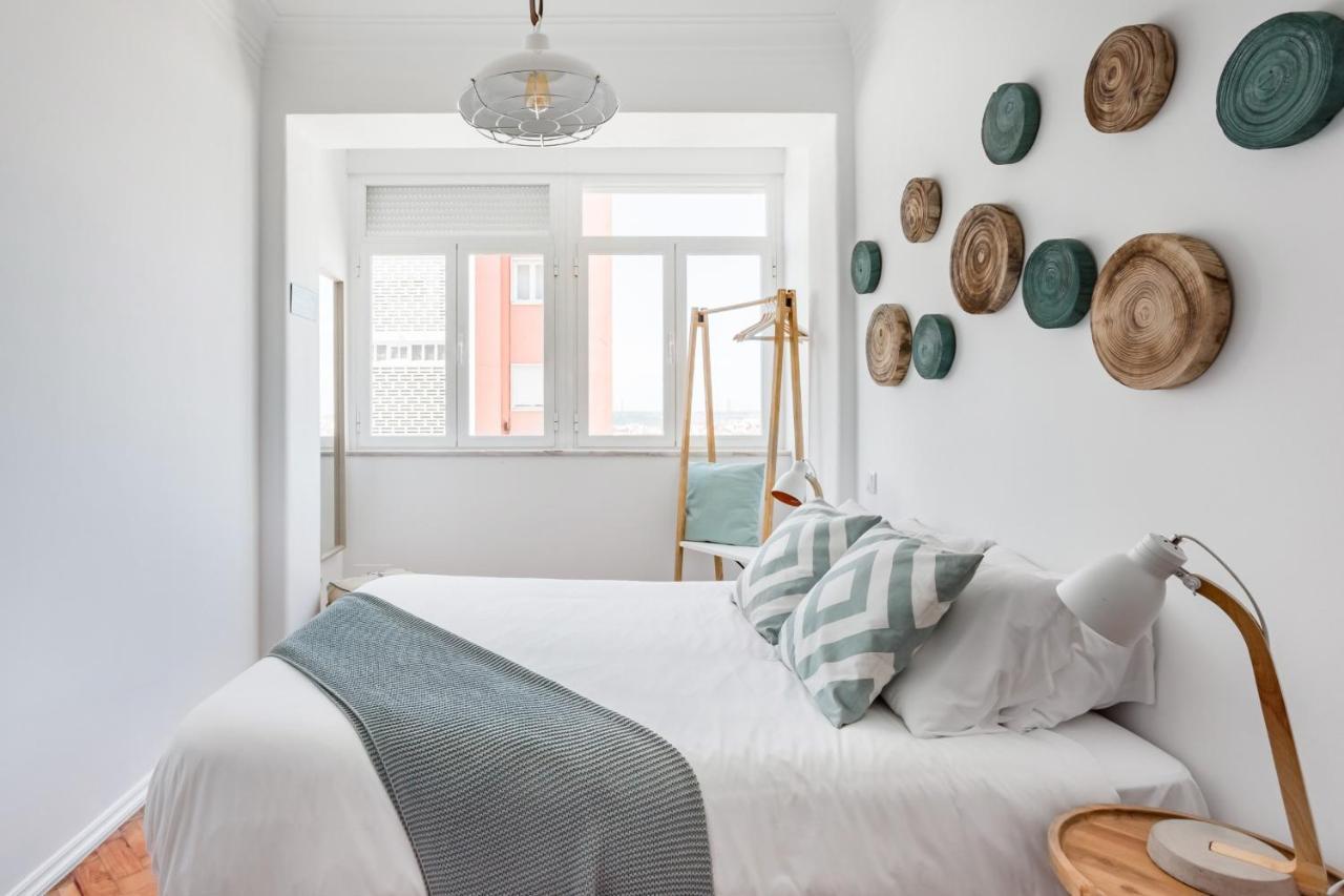 Stroll to Coffee Shops Near a Renovated Hillside Apartment in Graça Lisboa Extérieur photo