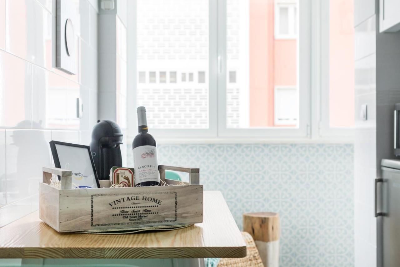 Stroll to Coffee Shops Near a Renovated Hillside Apartment in Graça Lisboa Extérieur photo