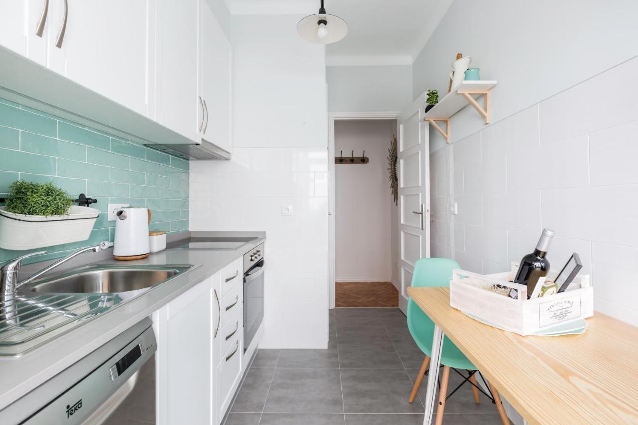 Stroll to Coffee Shops Near a Renovated Hillside Apartment in Graça Lisboa Extérieur photo