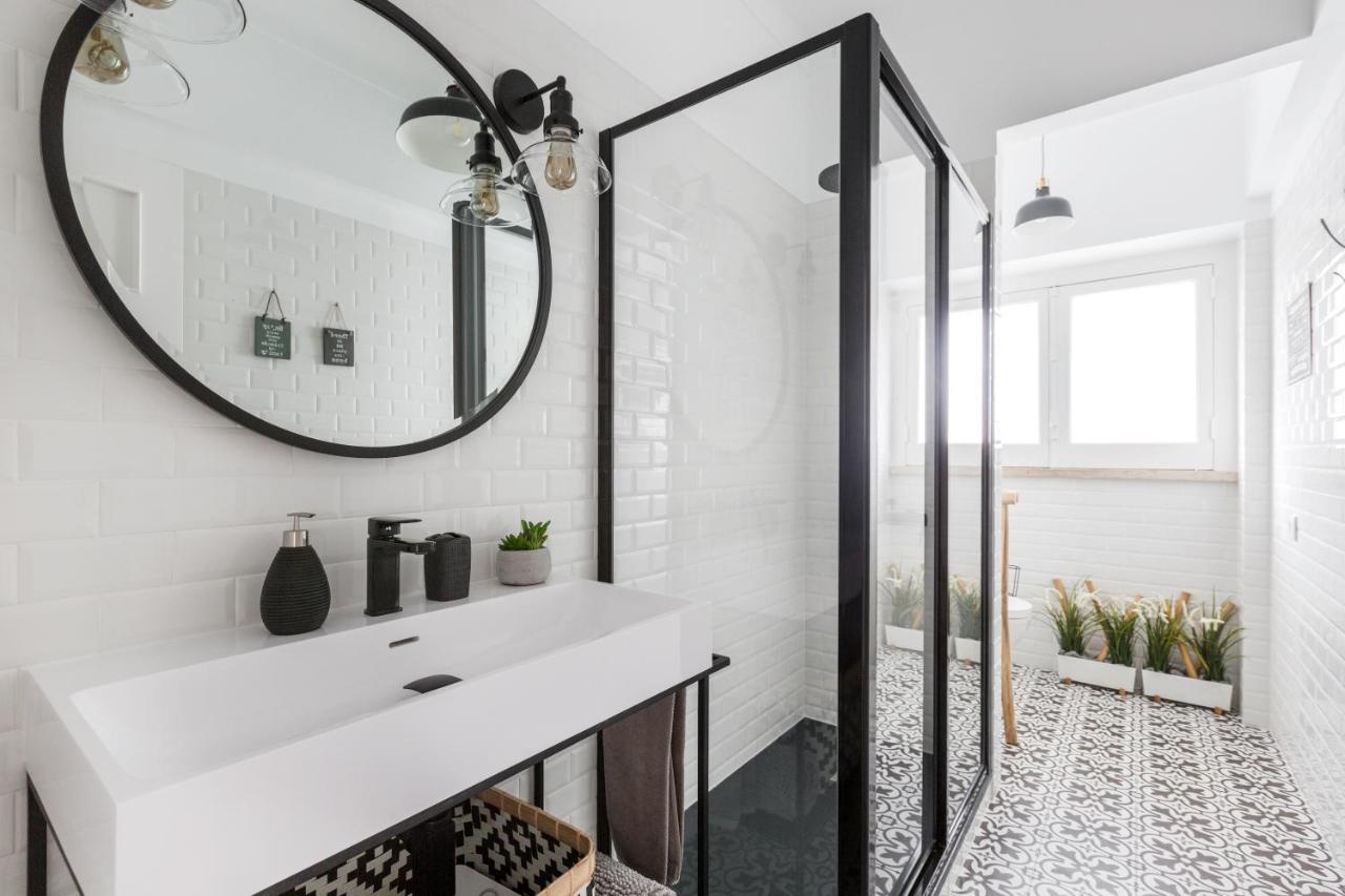 Stroll to Coffee Shops Near a Renovated Hillside Apartment in Graça Lisboa Extérieur photo