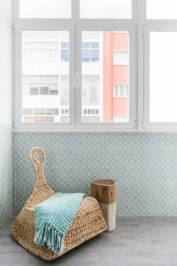 Stroll to Coffee Shops Near a Renovated Hillside Apartment in Graça Lisboa Extérieur photo