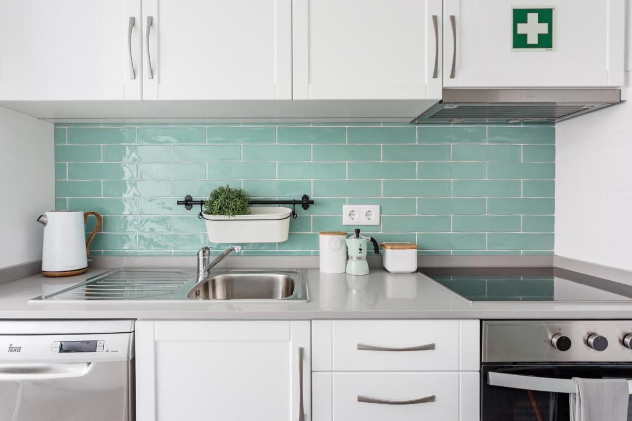 Stroll to Coffee Shops Near a Renovated Hillside Apartment in Graça Lisboa Extérieur photo