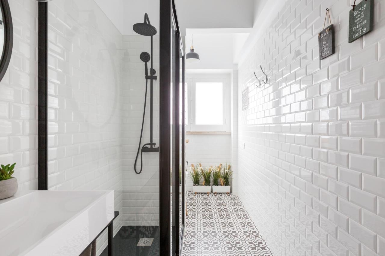 Stroll to Coffee Shops Near a Renovated Hillside Apartment in Graça Lisboa Extérieur photo