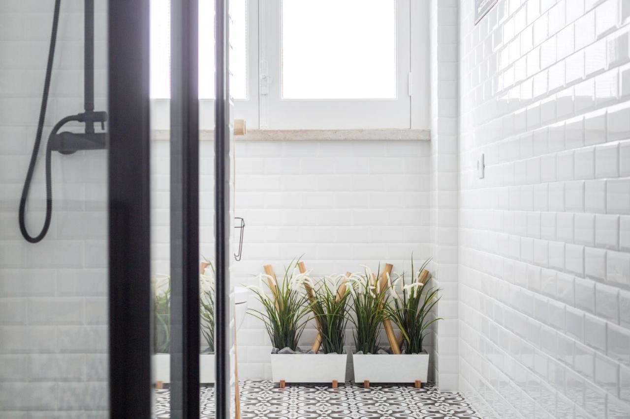 Stroll to Coffee Shops Near a Renovated Hillside Apartment in Graça Lisboa Extérieur photo