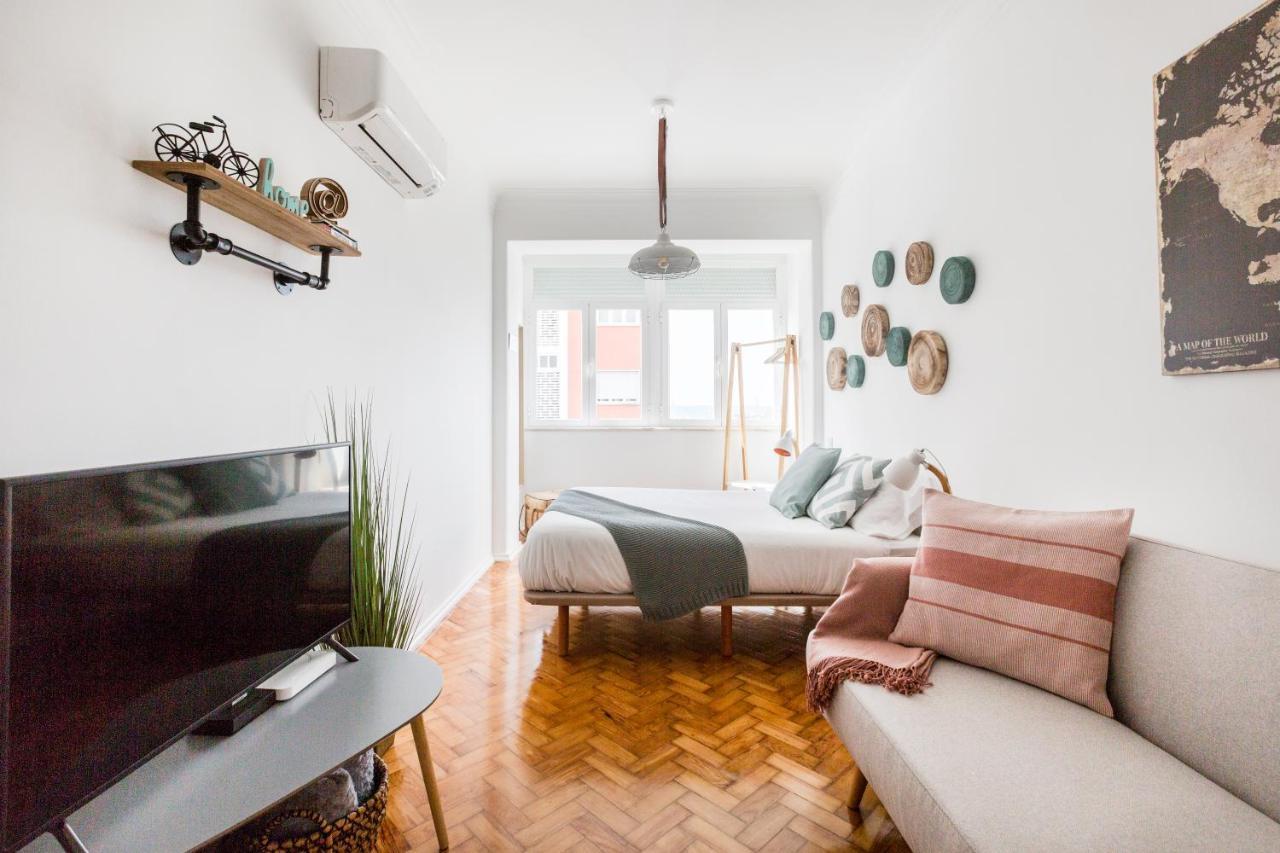 Stroll to Coffee Shops Near a Renovated Hillside Apartment in Graça Lisboa Extérieur photo