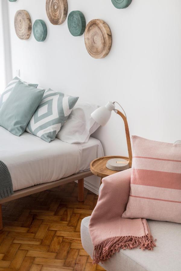 Stroll to Coffee Shops Near a Renovated Hillside Apartment in Graça Lisboa Extérieur photo