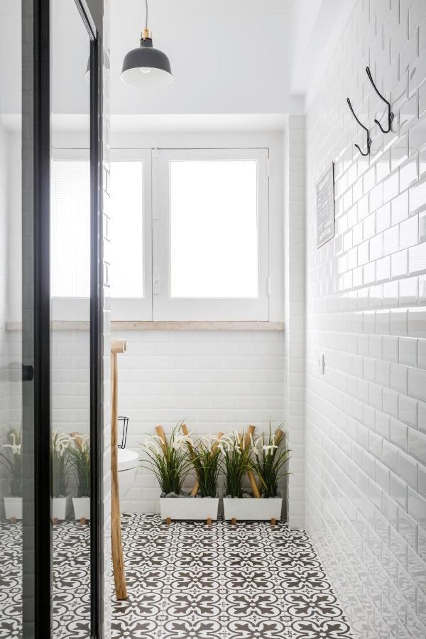 Stroll to Coffee Shops Near a Renovated Hillside Apartment in Graça Lisboa Extérieur photo