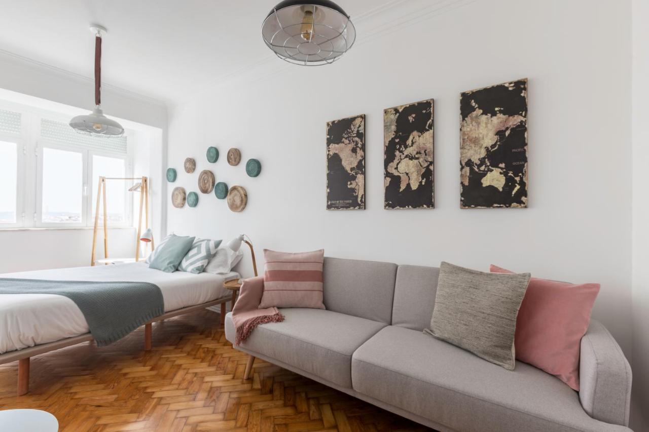 Stroll to Coffee Shops Near a Renovated Hillside Apartment in Graça Lisboa Extérieur photo