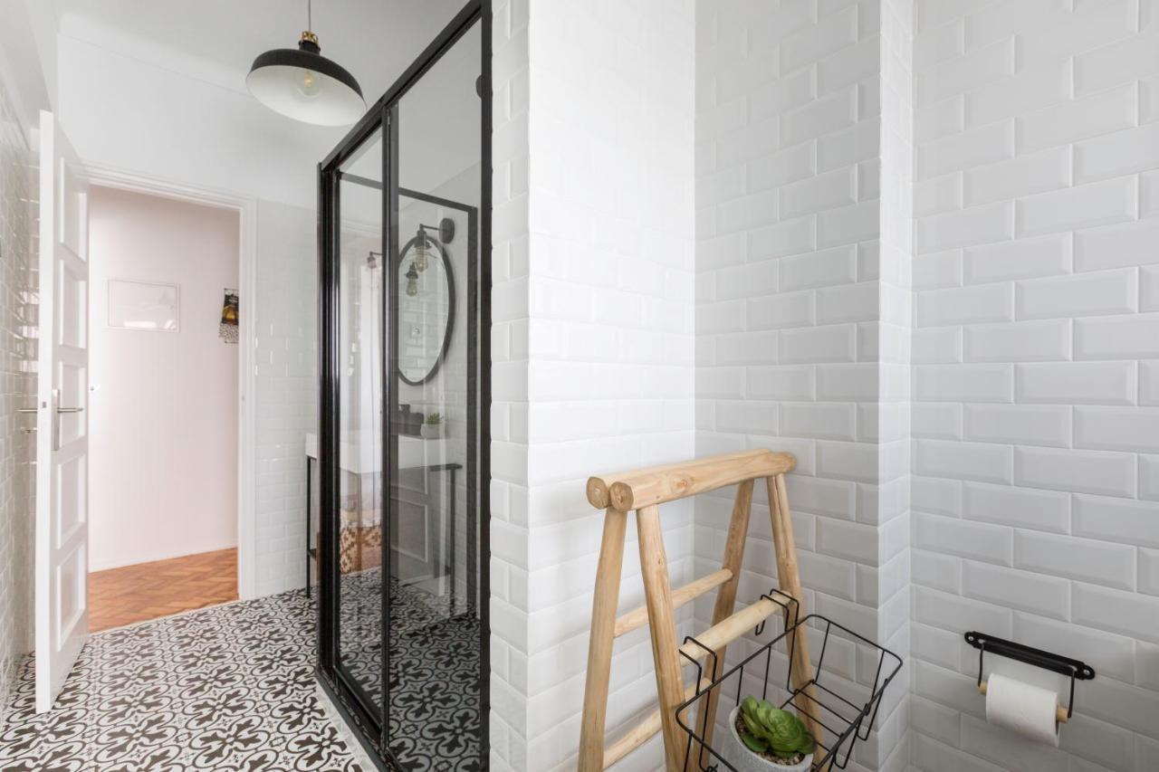 Stroll to Coffee Shops Near a Renovated Hillside Apartment in Graça Lisboa Extérieur photo