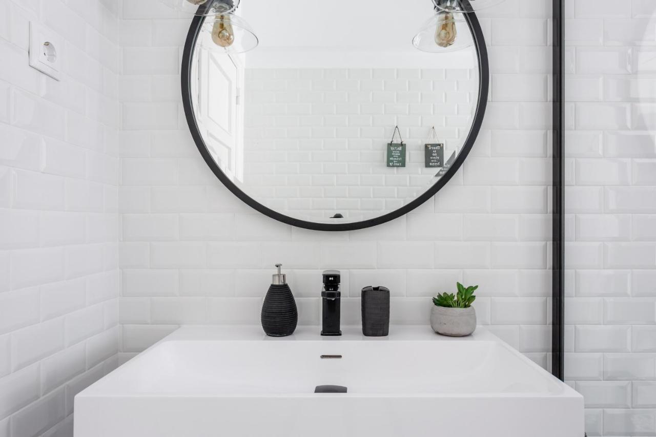 Stroll to Coffee Shops Near a Renovated Hillside Apartment in Graça Lisboa Extérieur photo
